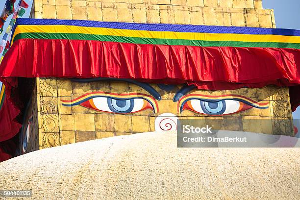 Lo Stupa Di Bodhnath A Kathmandu Con Occhi Del Buddha - Fotografie stock e altre immagini di Architettura