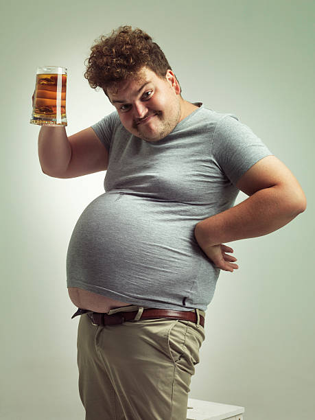 time to get this tasty beer in my belly - pot belly greed overweight excess 뉴스 사진 이미지