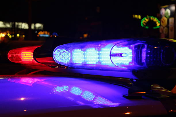 luces de emergencia en la noche - police lights fotografías e imágenes de stock