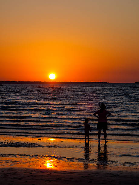 mindil strand sonnenuntergang markt in darwin, australien - darwin northern territory australia sunset stock-fotos und bilder