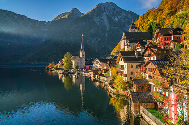 hallstatt mountain village w jesień, salzkammergut, austria - european alps austria autumn colors zdjęcia i obrazy z banku zdjęć