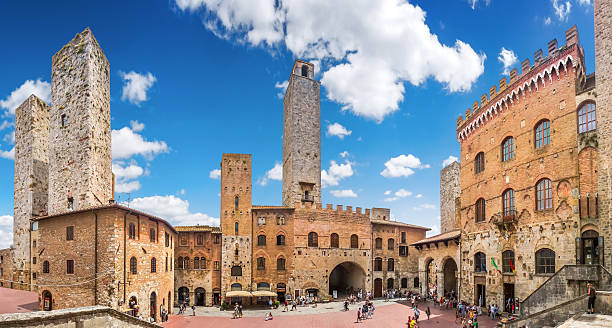 berühmte piazza del duomo, im historischen san gimignano, toskana, italien - middle ages architecture and buildings place of worship church stock-fotos und bilder