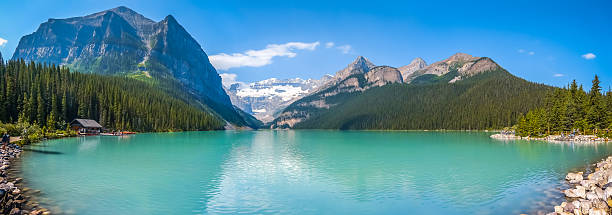 lake louise panorama del lago de montaña, parque nacional de banff, alberta, canadá - many glacier hotel fotografías e imágenes de stock