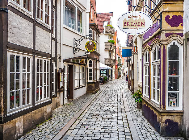 bunten häuser in der berühmten schnoorviertel in bremen, deutschland - bremen stock-fotos und bilder