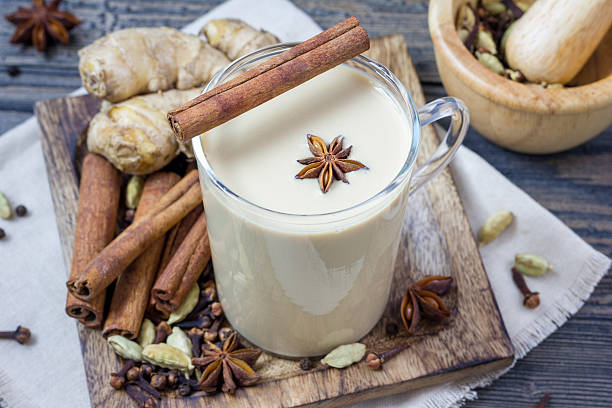 masala chai con spezie. - cardamom indian culture food spice foto e immagini stock