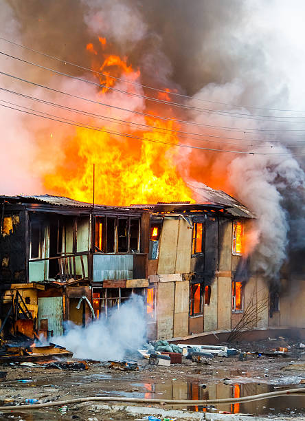 fuego en una casa - natural disaster fire office fire department fotografías e imágenes de stock