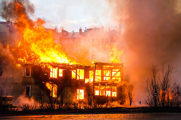 feuer in einem haus - old obsolete house black and white stock-fotos und bilder