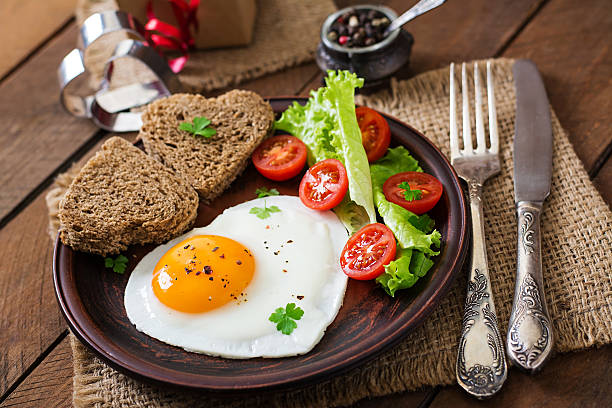 café-da-manhã no dia dos namorados e ovos fritos e pão - eggs breakfast heart shape fried egg - fotografias e filmes do acervo