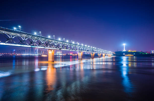 wuhanyangtze river bridge - hubei province photos et images de collection