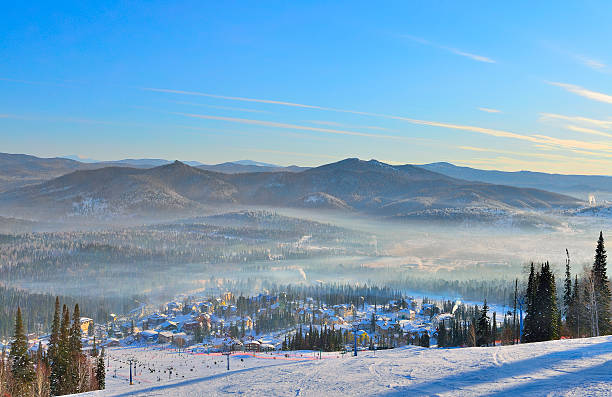 la mañana de invierno en las montañas y el complejo turístico de esquí sheregesh - snowboard non urban scene woods snowboarding fotografías e imágenes de stock