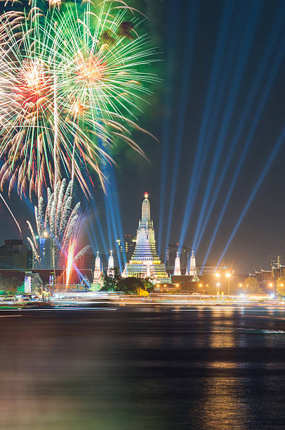 wat arun em comemoração ano novo, tailândia - laser firework display performance showing imagens e fotografias de stock