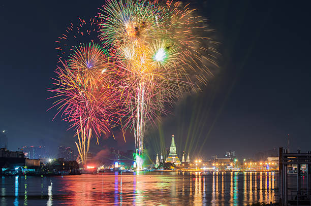 아래에 왓아룬 새해 축하 시간, 태국 - laser firework display performance showing 뉴스 사진 이미지