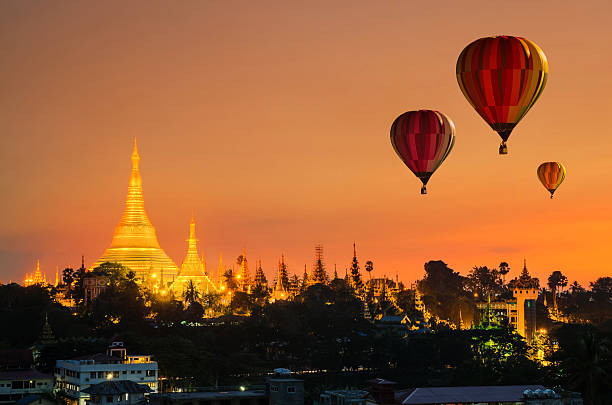 カラフルな熱い空気バルーンの上を飛んでシュエダゴォンパゴダ陽 - shwedagon pagoda yangon sunset pagoda ストックフォトと画像