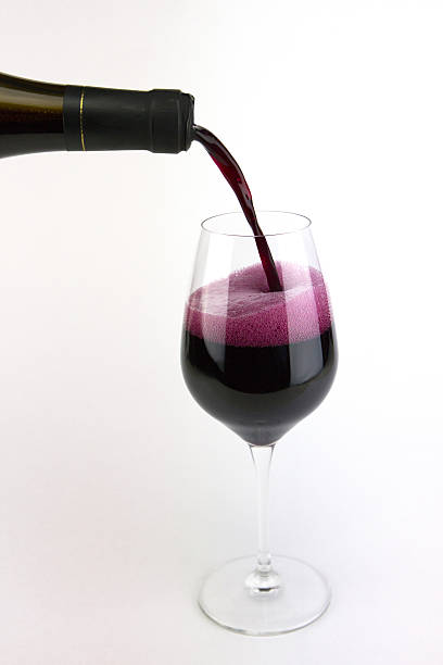 étincelant verre de vin rouge sur fond blanc - lambrusco photos et images de collection