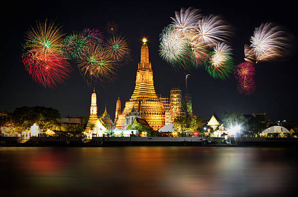 istock Atmosphere Wat Arun in night with fireworks. 504444590