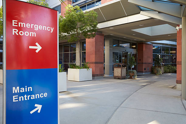 entrée principale du bâtiment moderne avec des panneaux de l'hôpital - soins durgence photos et images de collection