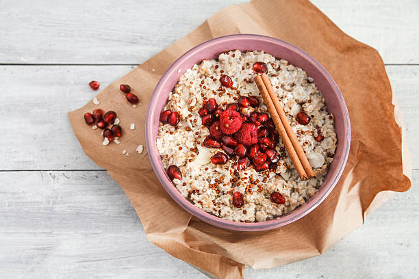 porridge prima colazione - oatmeal heat bowl breakfast foto e immagini stock