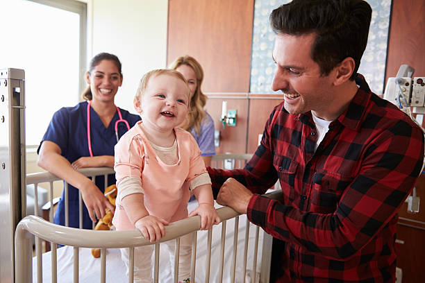 педиатр сайте родителей и ребенка в больнице - newborn cheerful happiness smiling стоковые фото и изображения
