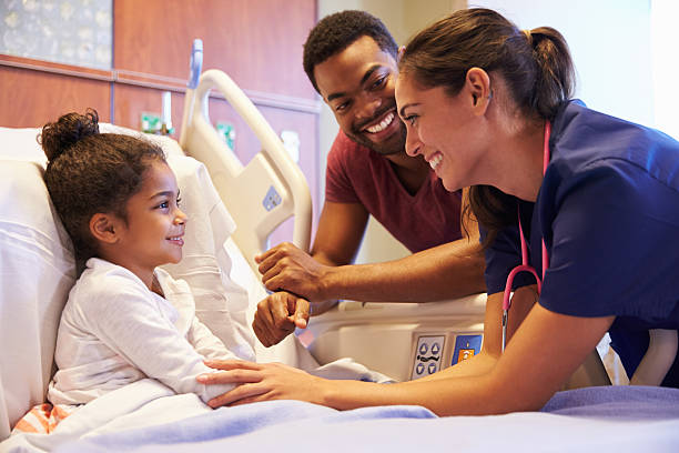 小児科医を訪れる父親子供病院のベッド - pediatrician ストックフォトと画像