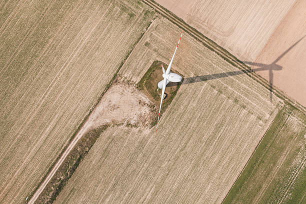 vista aérea de la turbina de viento en un campo - wind turbine motion alternative energy wind power fotografías e imágenes de stock