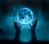 Foto de Abstrato As Mãos De Oração No Blue Lua Cheia Com Estrelas e mais  fotos de stock de Lua cheia - Lua - iStock