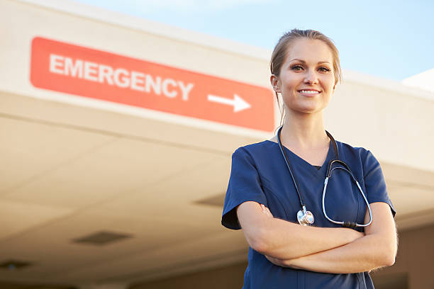 病院の外に立つ女性医師の肖像 - scrubs expertise focus confidence ストックフォトと画像