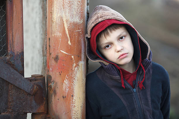 ドラマチックなポートレートの小さなホームレスの少年 - sadness child little boys loneliness ストックフォトと画像
