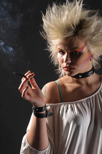 femmina adolescente fumare punk - smoking women cigarette sensuality foto e immagini stock