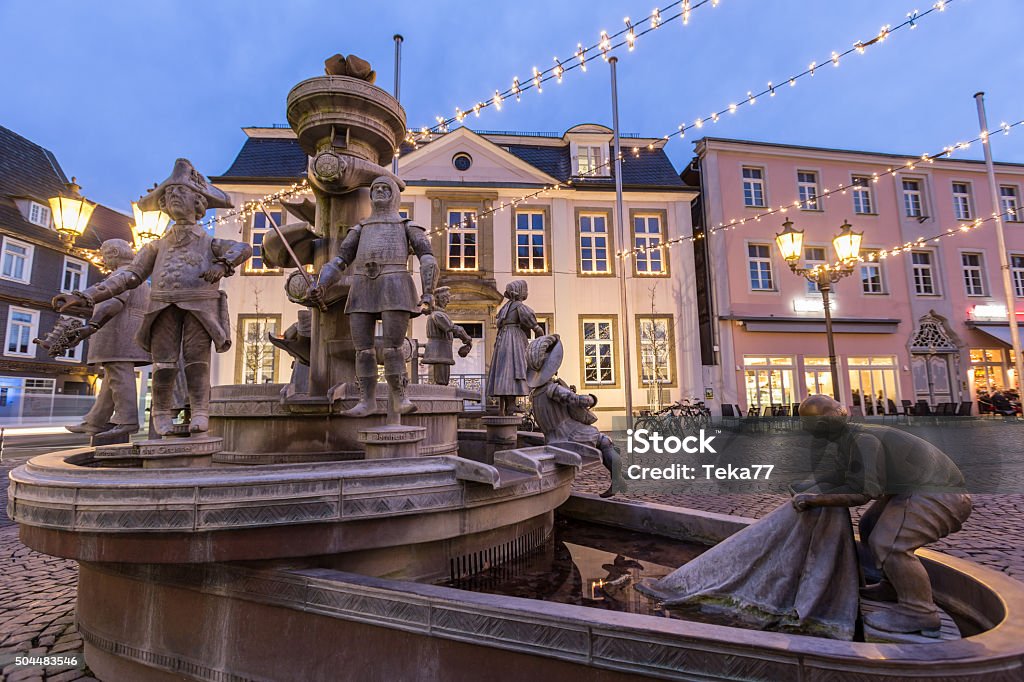 Fontaine de l'hôtel de ville historique, la place lippstadt Allemagne - Photo de Allemagne libre de droits