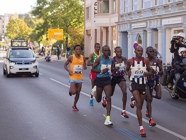liderando um grupo na maratona de berlim de 2015 - kipchoge imagens e fotografias de stock