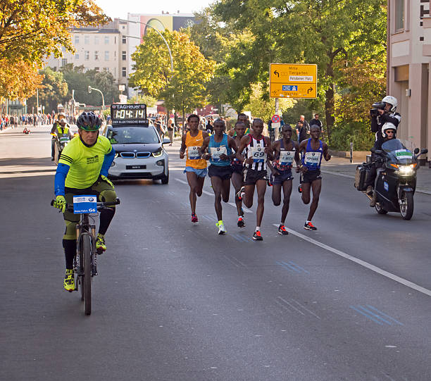 liderando um grupo na maratona de berlim de 2015 - kipchoge imagens e fotografias de stock