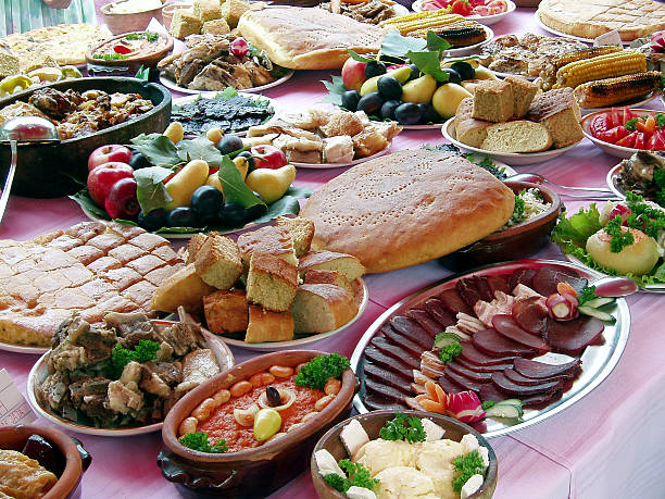 traditionelle serbische speisen - serbia stock-fotos und bilder
