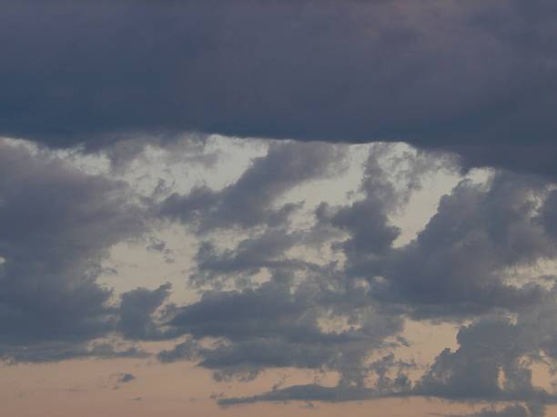 wieczorne niebo - storm cloud stratosphere overcast four seasons zdjęcia i obrazy z banku zdjęć
