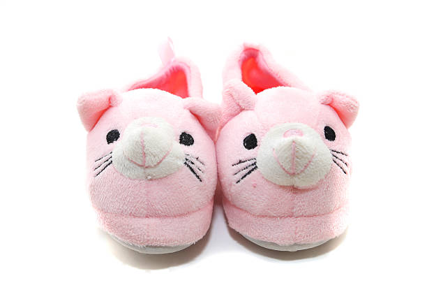 różowe pantofle dzieci - fuzzy pink slippers zdjęcia i obrazy z banku zdjęć