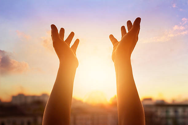 respekt und beten auf den sonnenuntergang in der stadt hintergrund - kneeling praying women begging stock-fotos und bilder