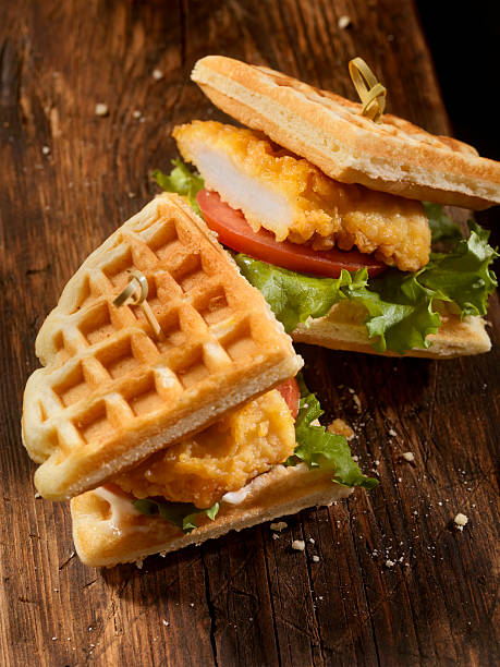 frittierte hühnchen und waffeln sandwiches - waffle chicken fried chicken food stock-fotos und bilder