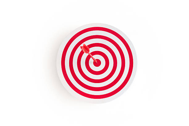 czerwony cel z czerwona strzałka w cel, na białym tle - dart journey dartboard red zdjęcia i obrazy z banku zdjęć