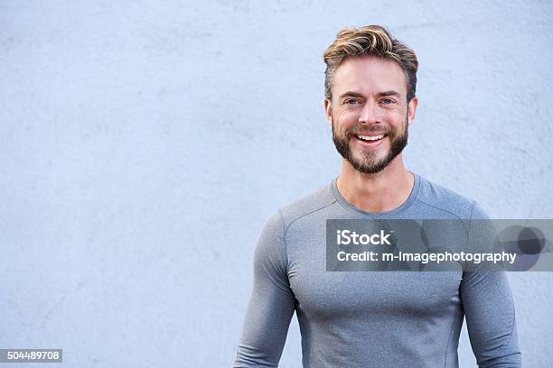 Retrato De Primer Plano De Un Sonriente De Entrenamiento Deportivo Foto de stock y más banco de imágenes de Hombres