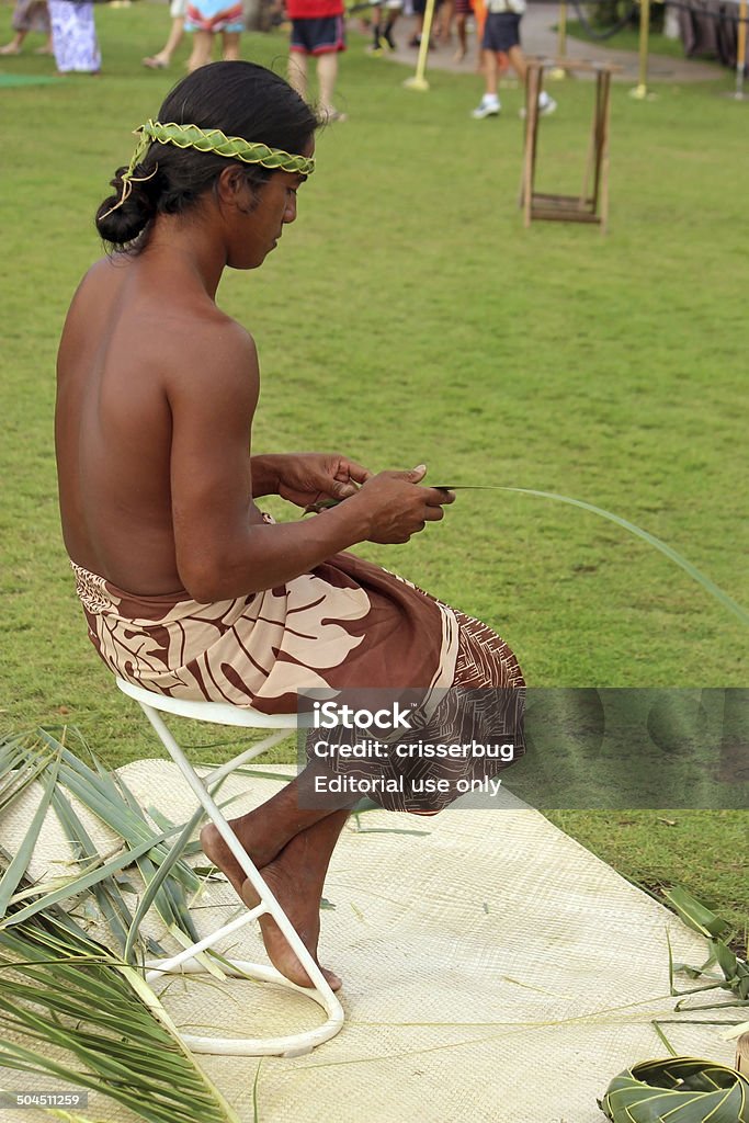 Hawaiian homem tecelagem de palmeira - Foto de stock de Ilhas do Havaí royalty-free