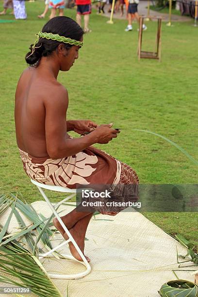 Foto de Hawaiian Homem Tecelagem De Palmeira e mais fotos de stock de Ilhas do Havaí - Ilhas do Havaí, Luau, Adulto
