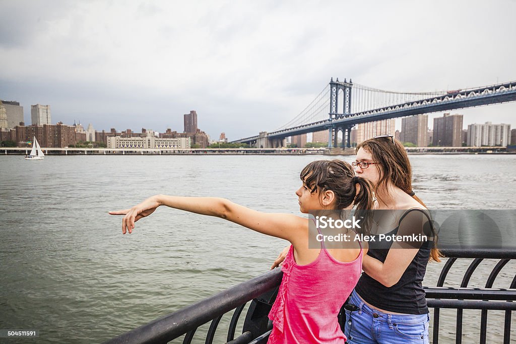 Duas meninas, sisters, olhando para Manhattan com trovoadas - Foto de stock de 14-15 Anos royalty-free