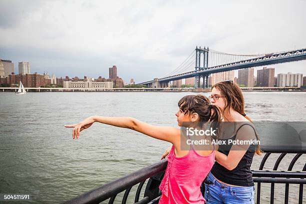 Foto de Duas Meninas Sisters Olhando Para Manhattan Com Trovoadas e mais fotos de stock de 14-15 Anos