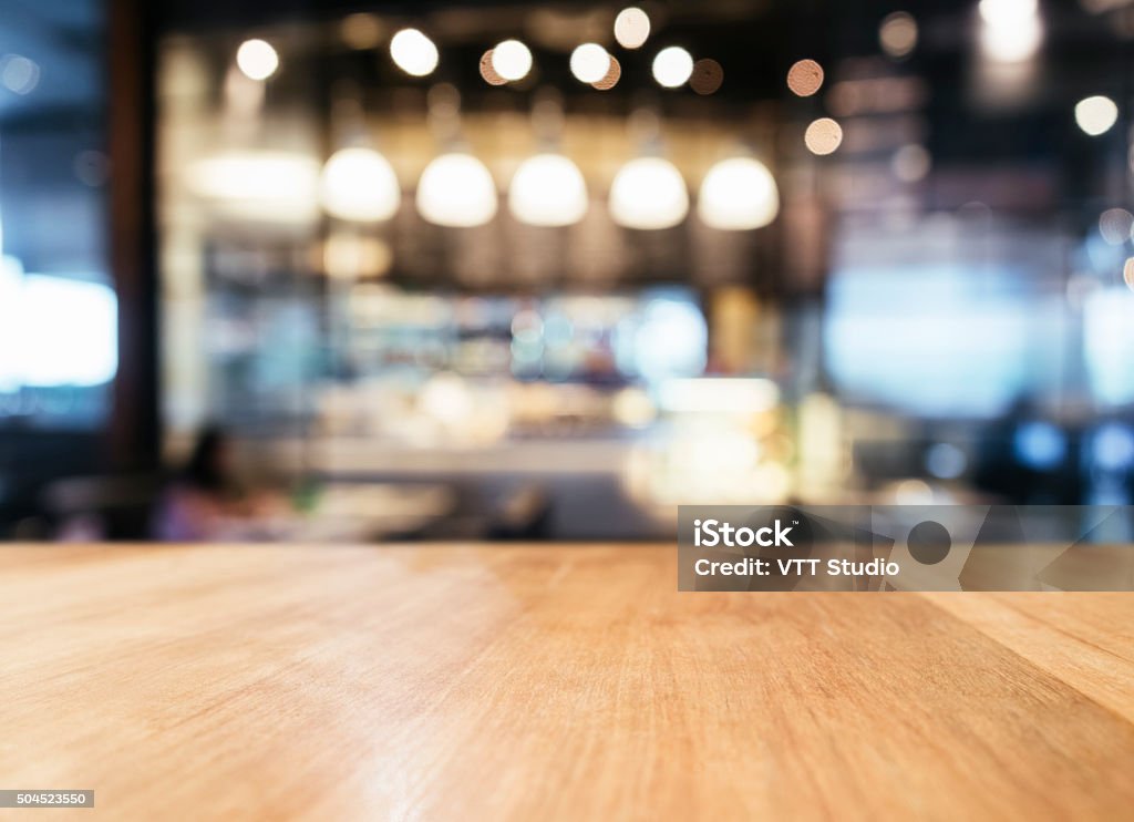 Table top con borrosa fondo interior Restaurante y Bar cafe - Foto de stock de Mesa - Mueble libre de derechos