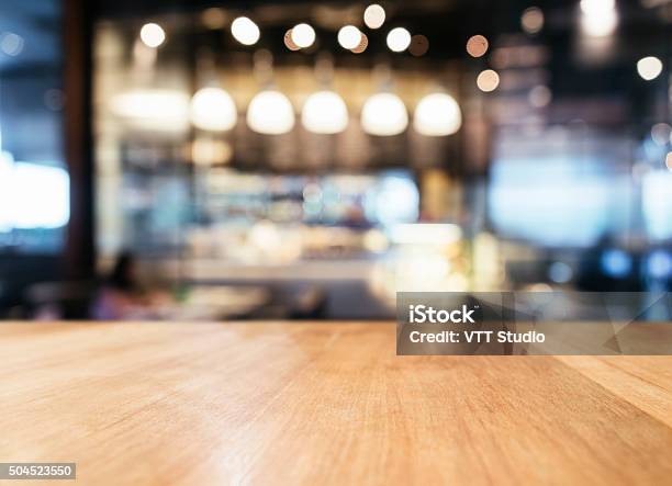 Table Top Con Borrosa Fondo Interior Restaurante Y Bar Cafe Foto de stock y más banco de imágenes de Mesa - Mueble