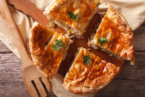 tourte au poulet en tranches sur la table. vue de haut vue horizontale - zucchini vegetable chopped portion photos et images de collection