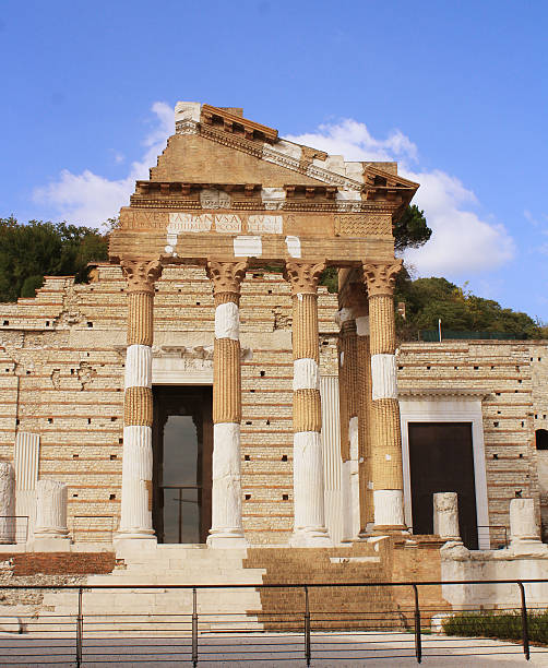 ruinas romanas (capitolium brescia), italia - colina del capitolio fotografías e imágenes de stock