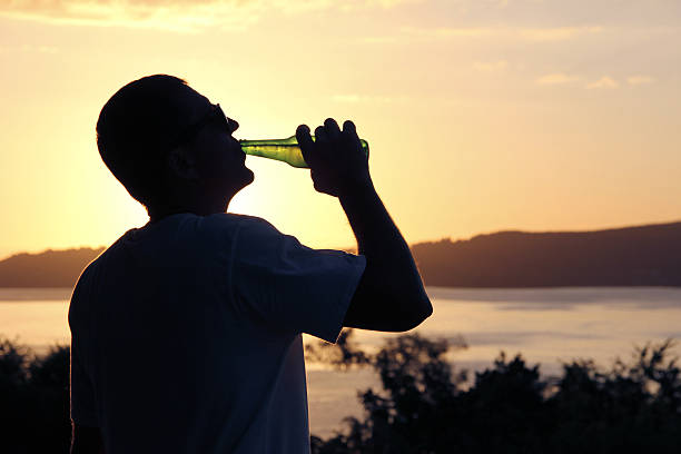 sylwetka człowieka, picie piwa - drinking water drink men zdjęcia i obrazy z banku zdjęć