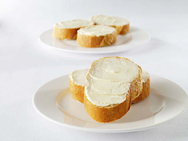 pain et du beurre - butter bread breakfast table photos et images de collection
