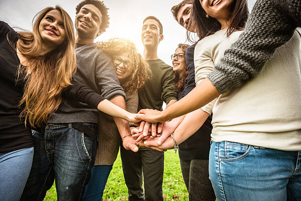 grupa nastolatków ochotnik szczęście - human hand holding hands hands clasped group of people zdjęcia i obrazy z banku zdjęć