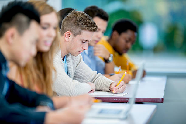 lavorando su un dovere assegnazione - studente di scuola secondaria studente foto e immagini stock